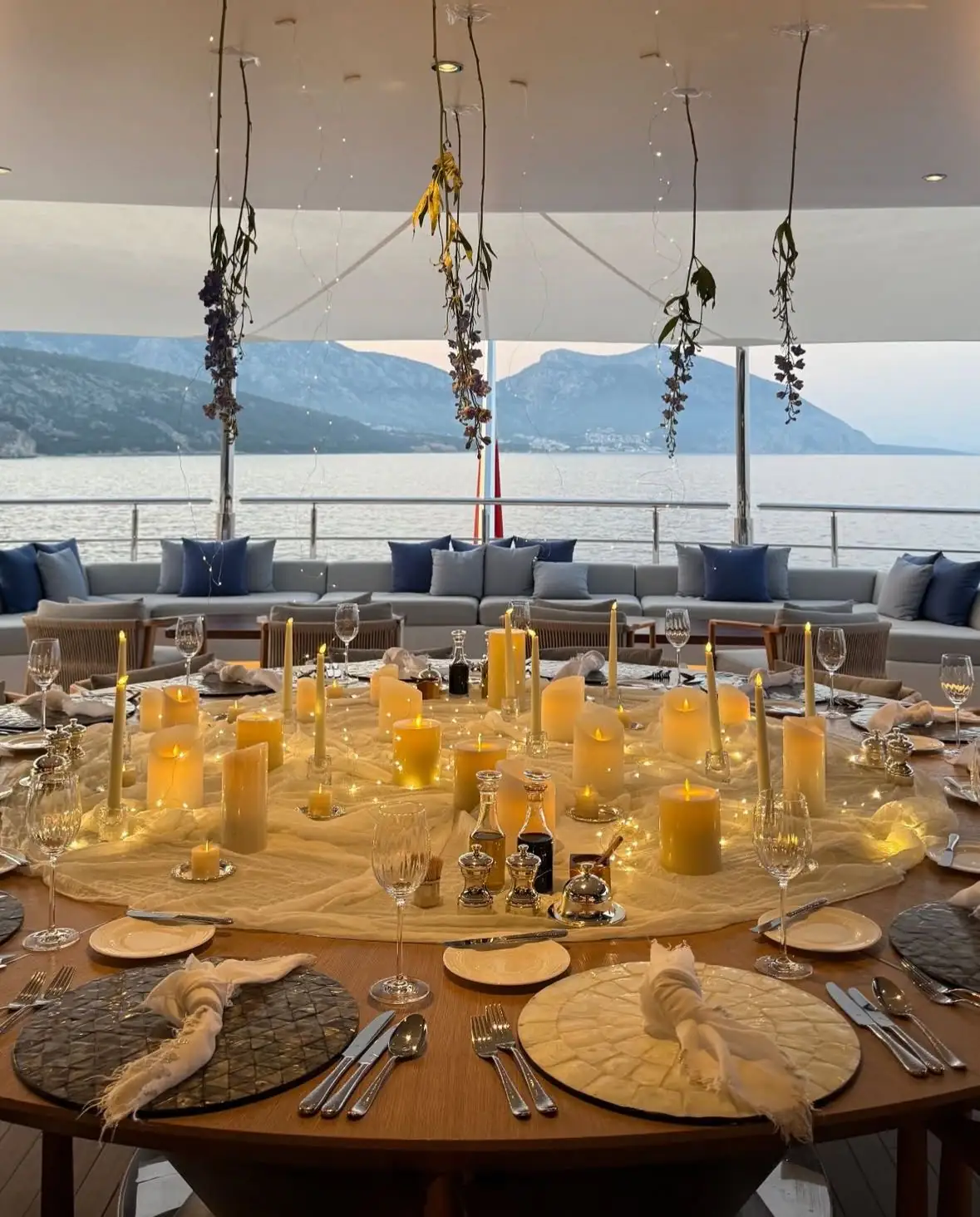 Dîner élégant sur yacht