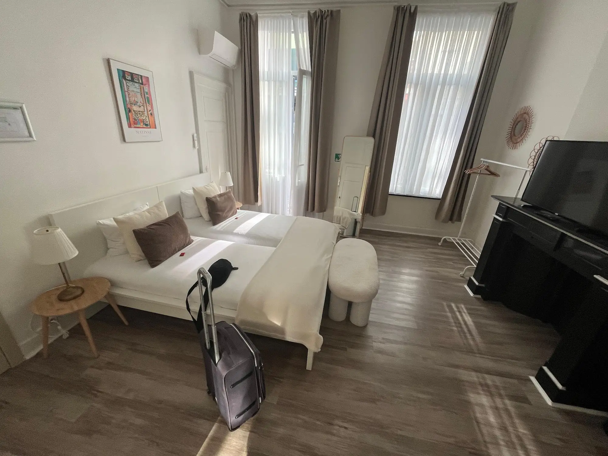 Bright twin room with modern amenities and natural light at La Lys