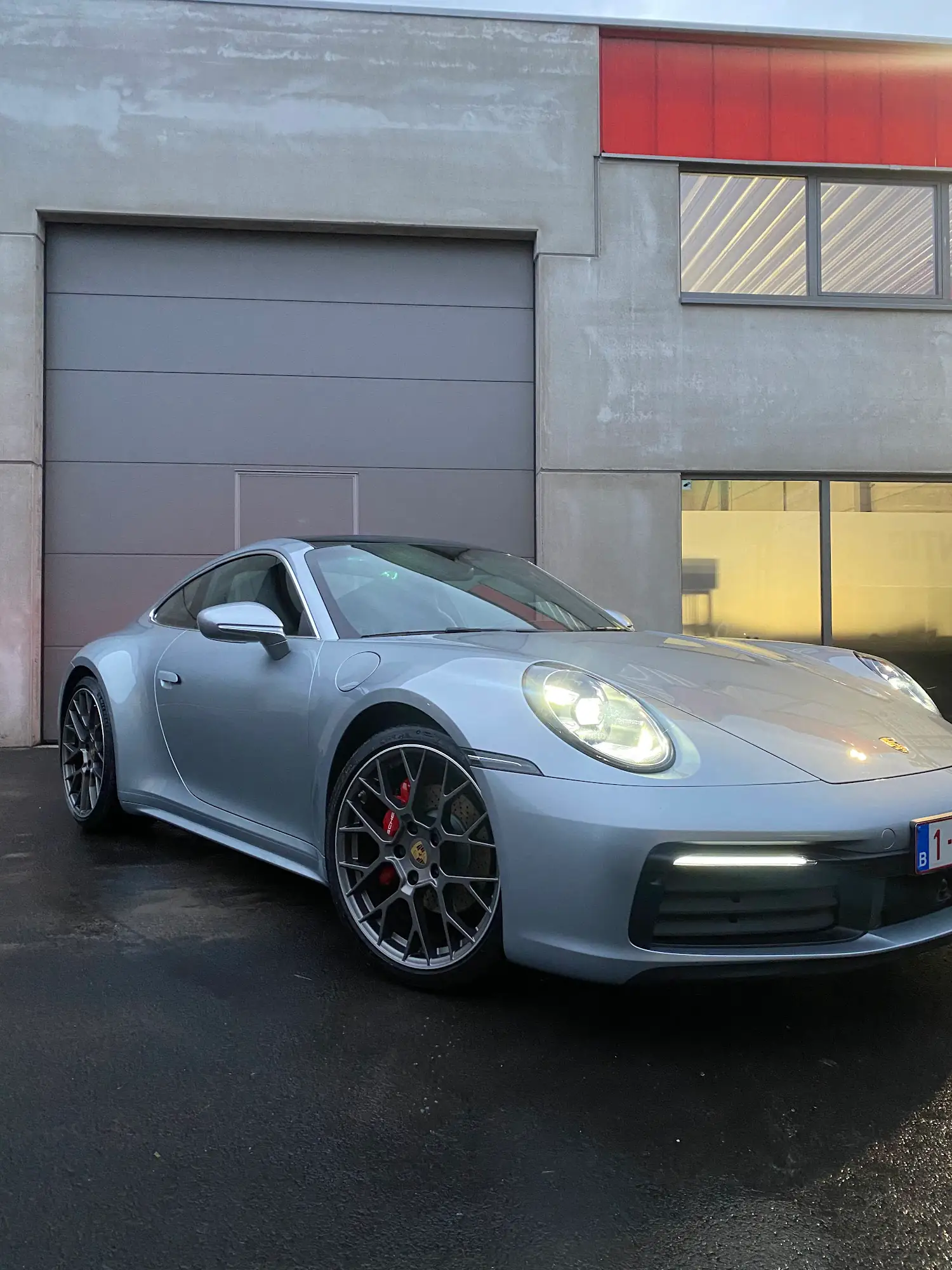 Zilveren Porsche 911 voor moderne werkplaats