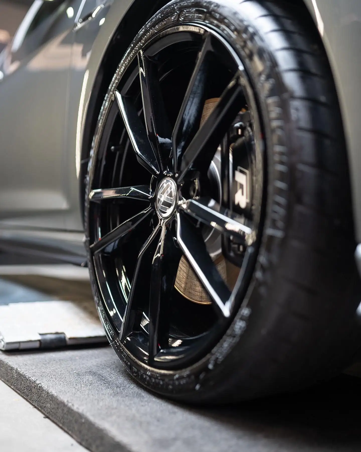 Glanzende multi-spaaks velg met rode brake caliper