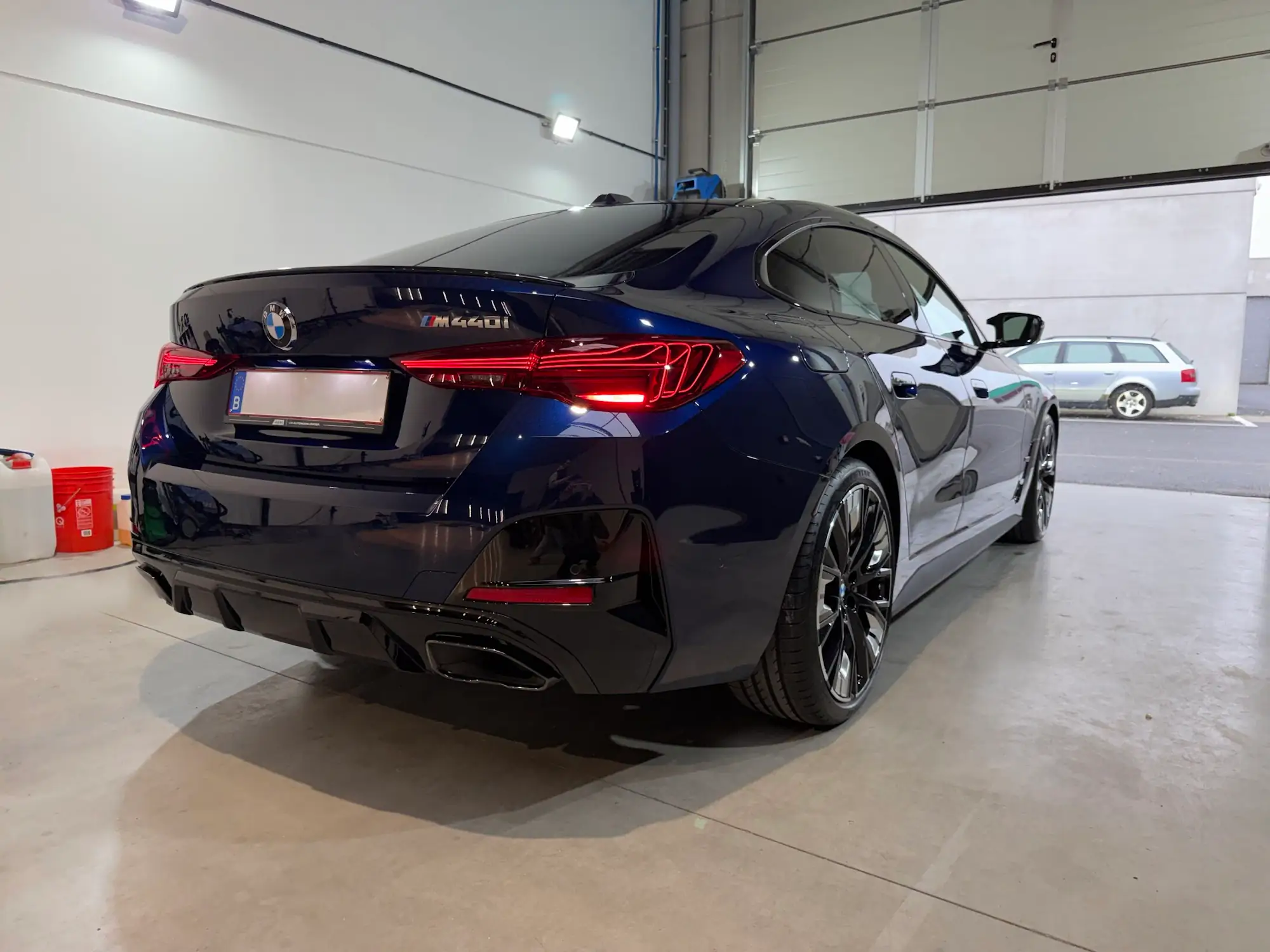 BMW M440i in heldere QFINISH workshop