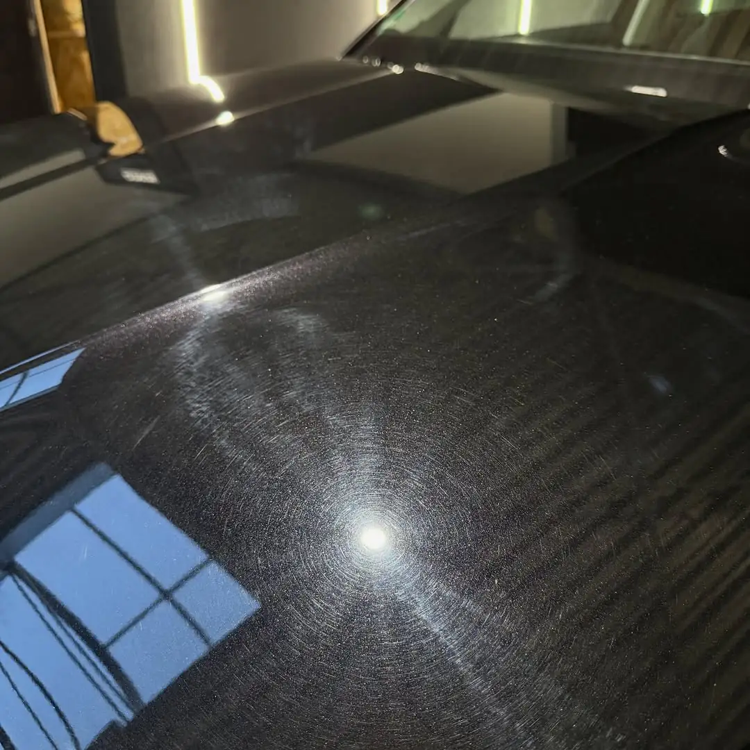 Zwarte motorkap met swirls voor paintcorrectie