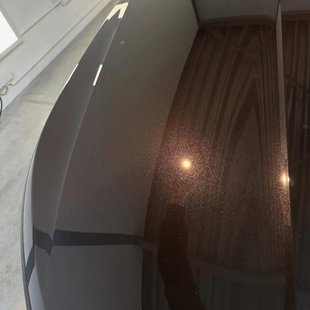 Zwarte motorkap na paintcorrectie met diepe glans