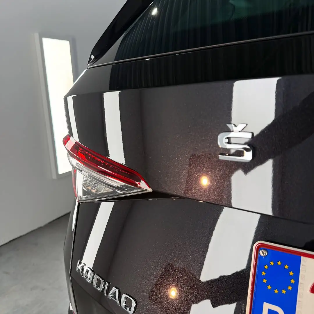 Hoogglanzende lakafwerking op zwarte Skoda Kodiaq