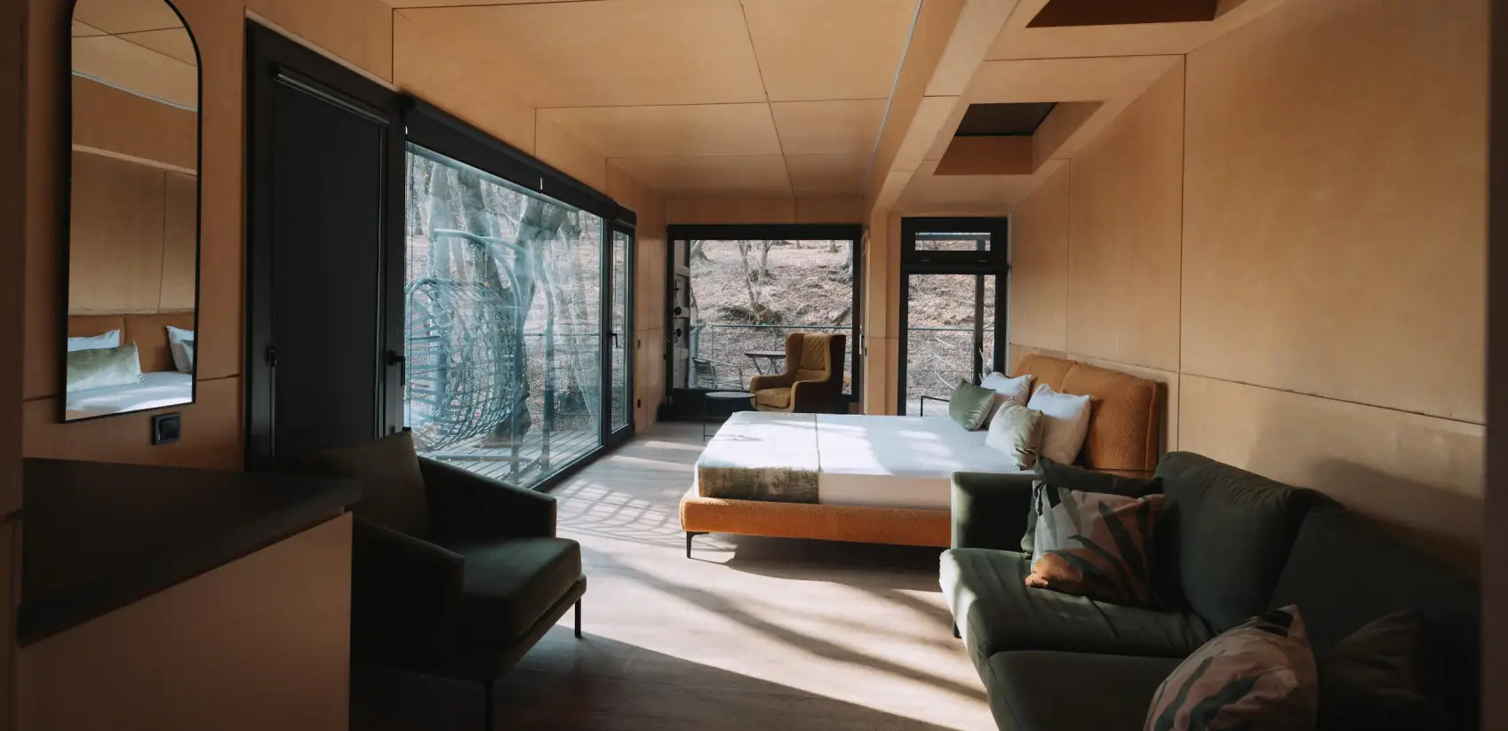 Минималистичная спальня с панорамным окном в лес