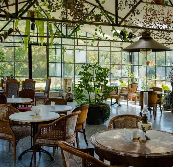 Элегантный ресторан с тёплым освещением и сервированным столом