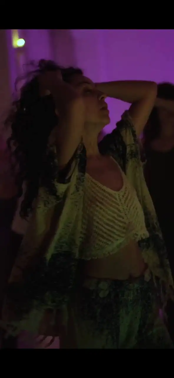 Абстрактная иллюстрация танца и движения в золотых и зелёных тонах