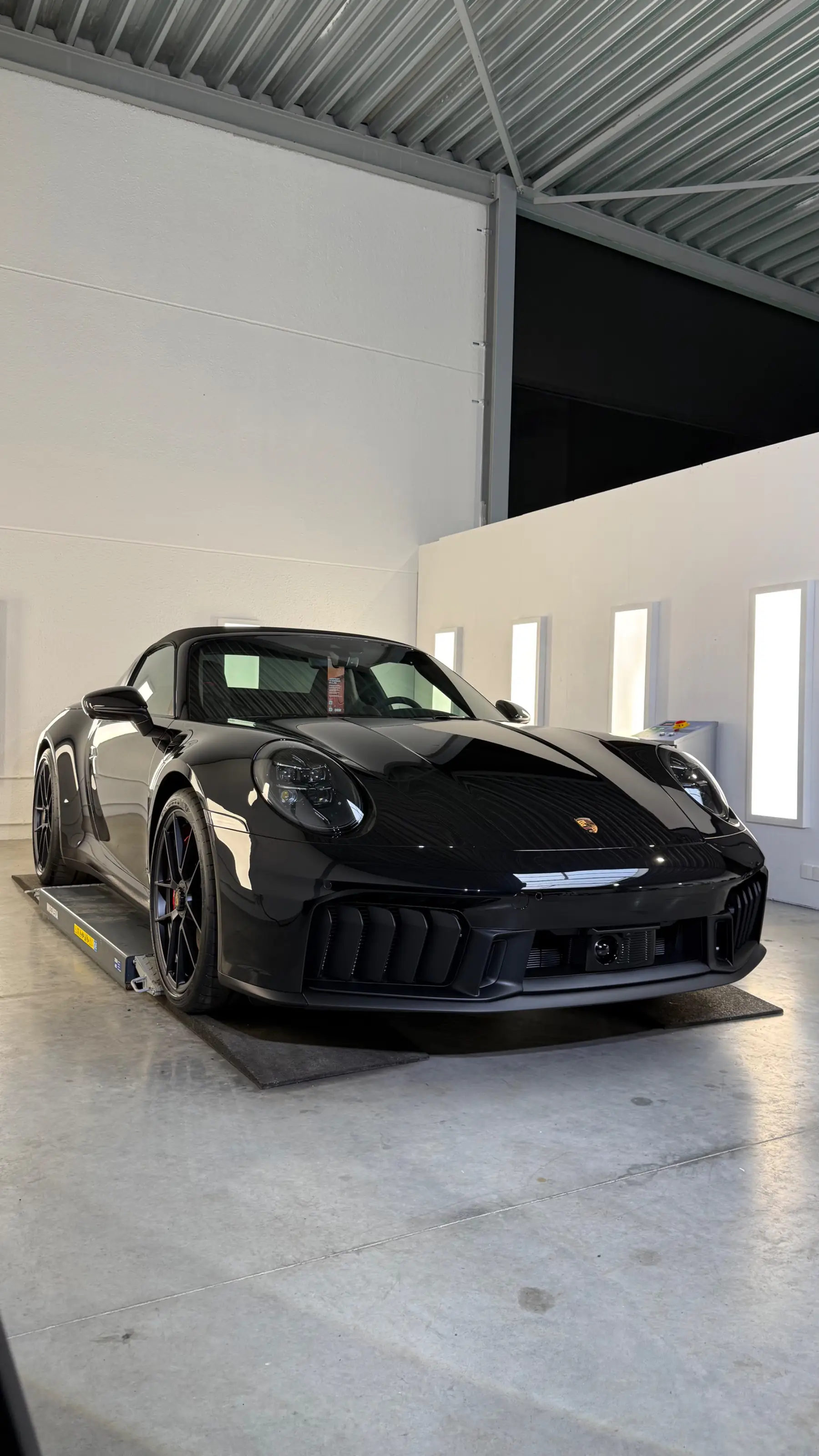 Porsche op de lift in de studio