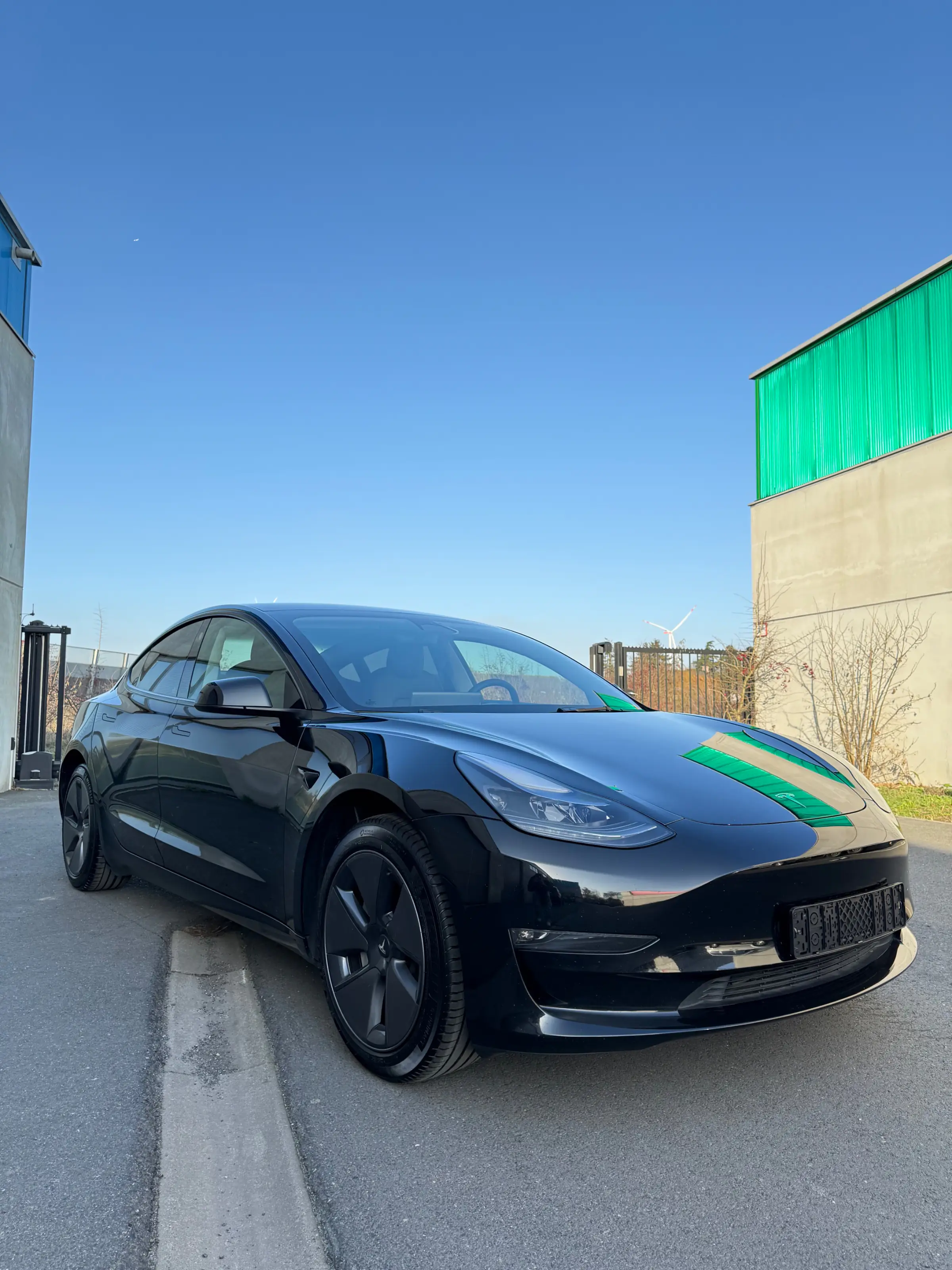 Zwarte Tesla Model 3 zijaanzicht buiten