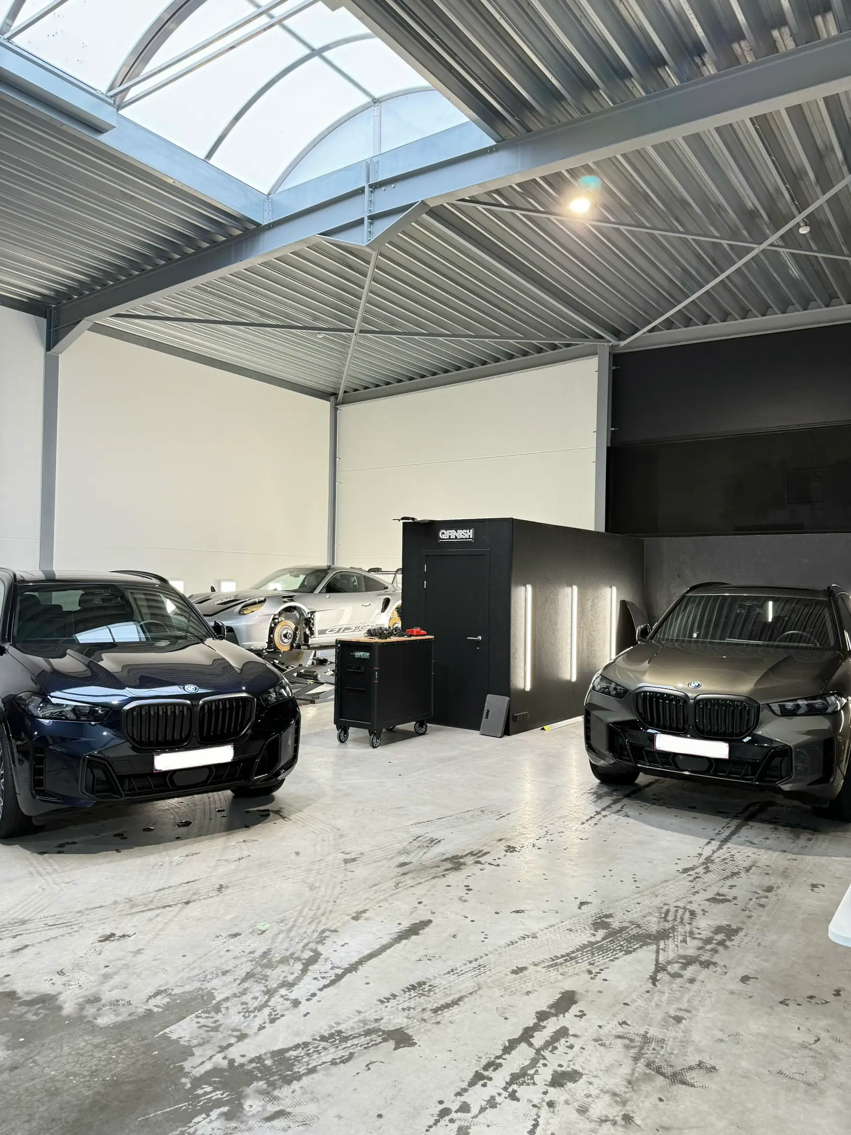 QFINISH werkplaats met BMW's
