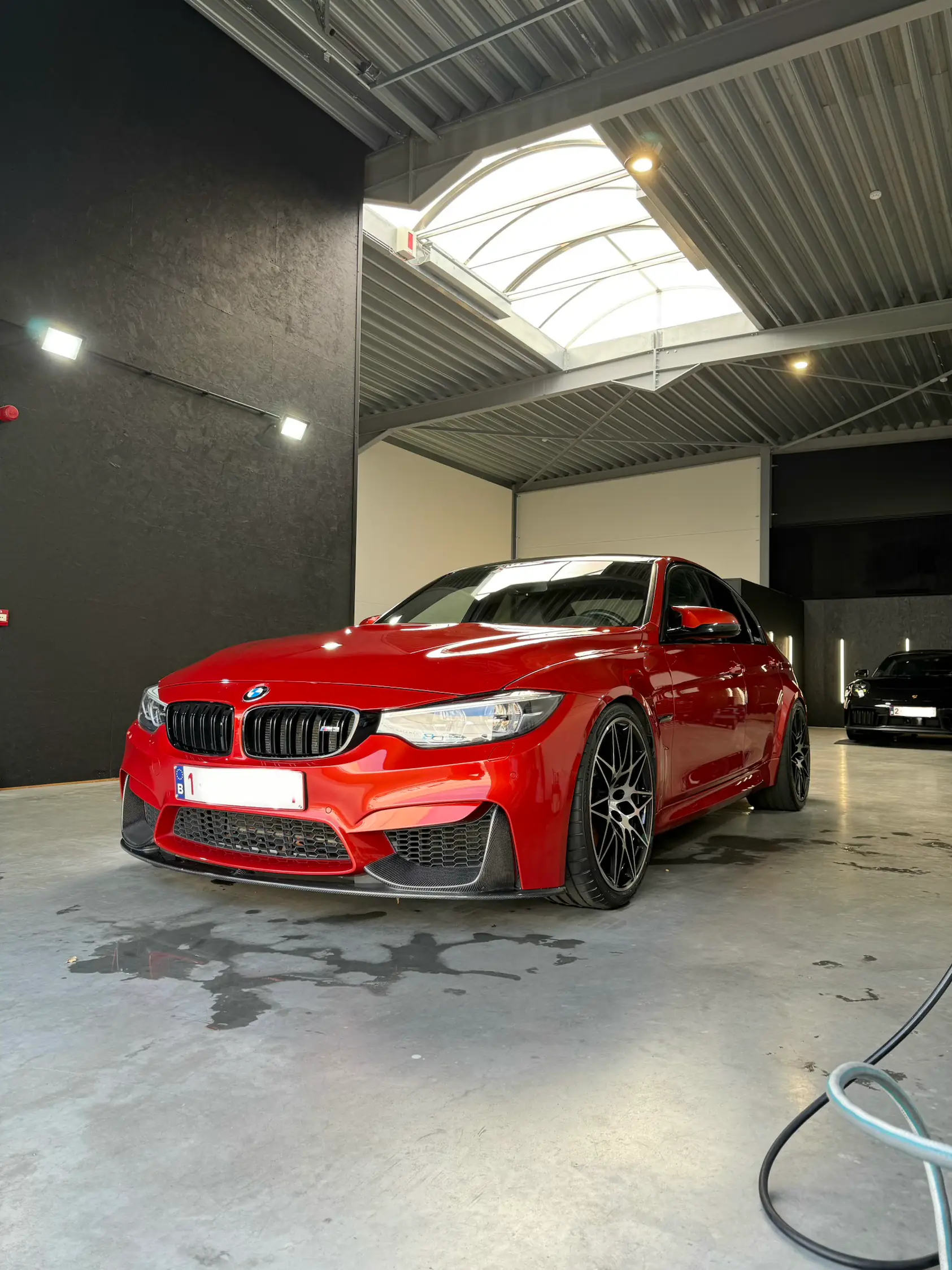 Rode BMW in detailing studio