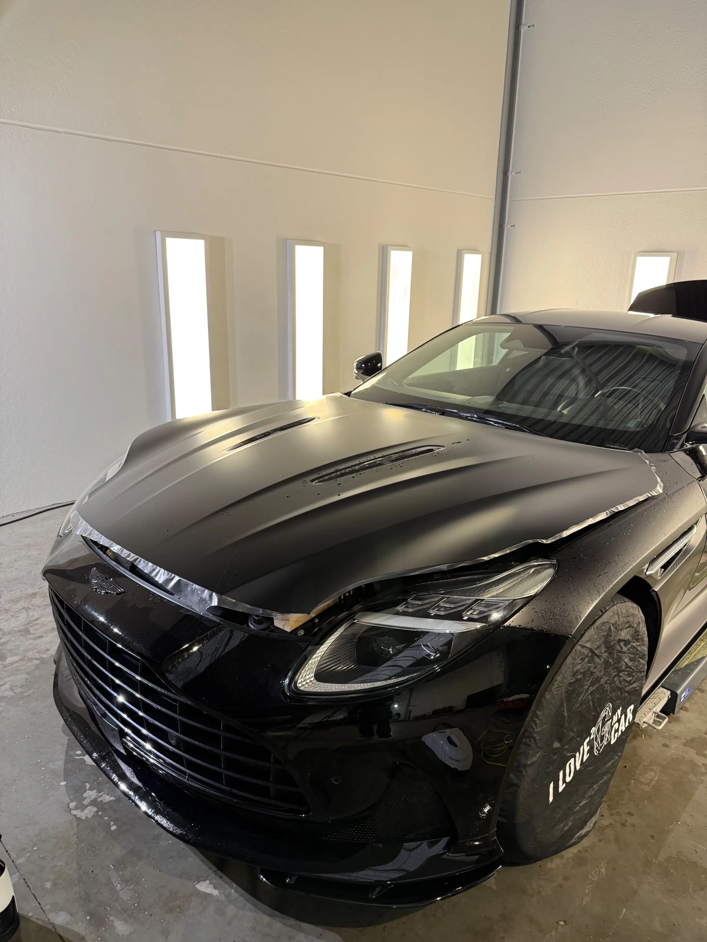 Paint Protection Film installatie op Aston Martin in QFINISH studio