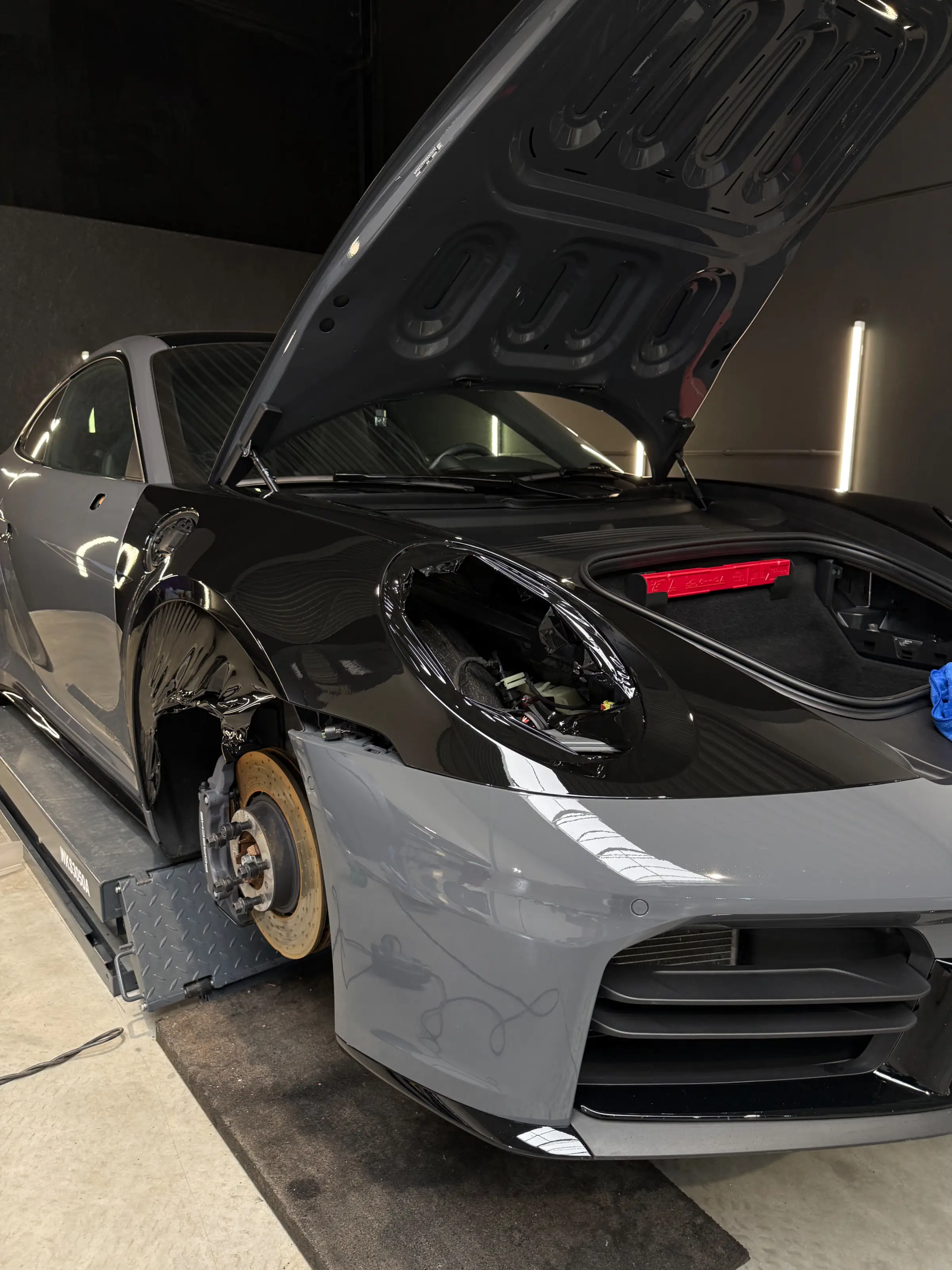 Porsche carwrap transformatie van grijze carrosserie naar zwart