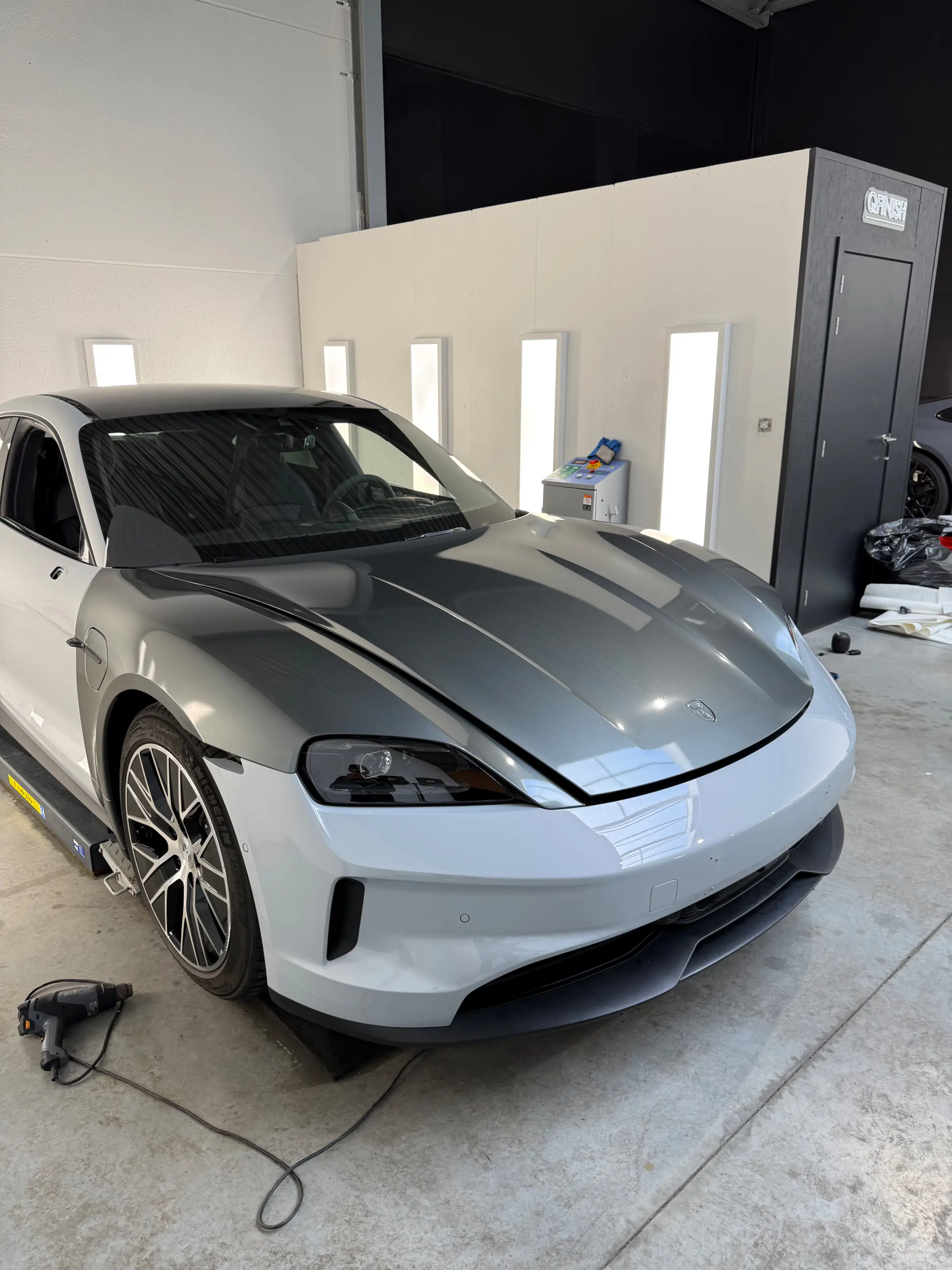 Color PPF installatie en carwrap in uitvoering in de studio