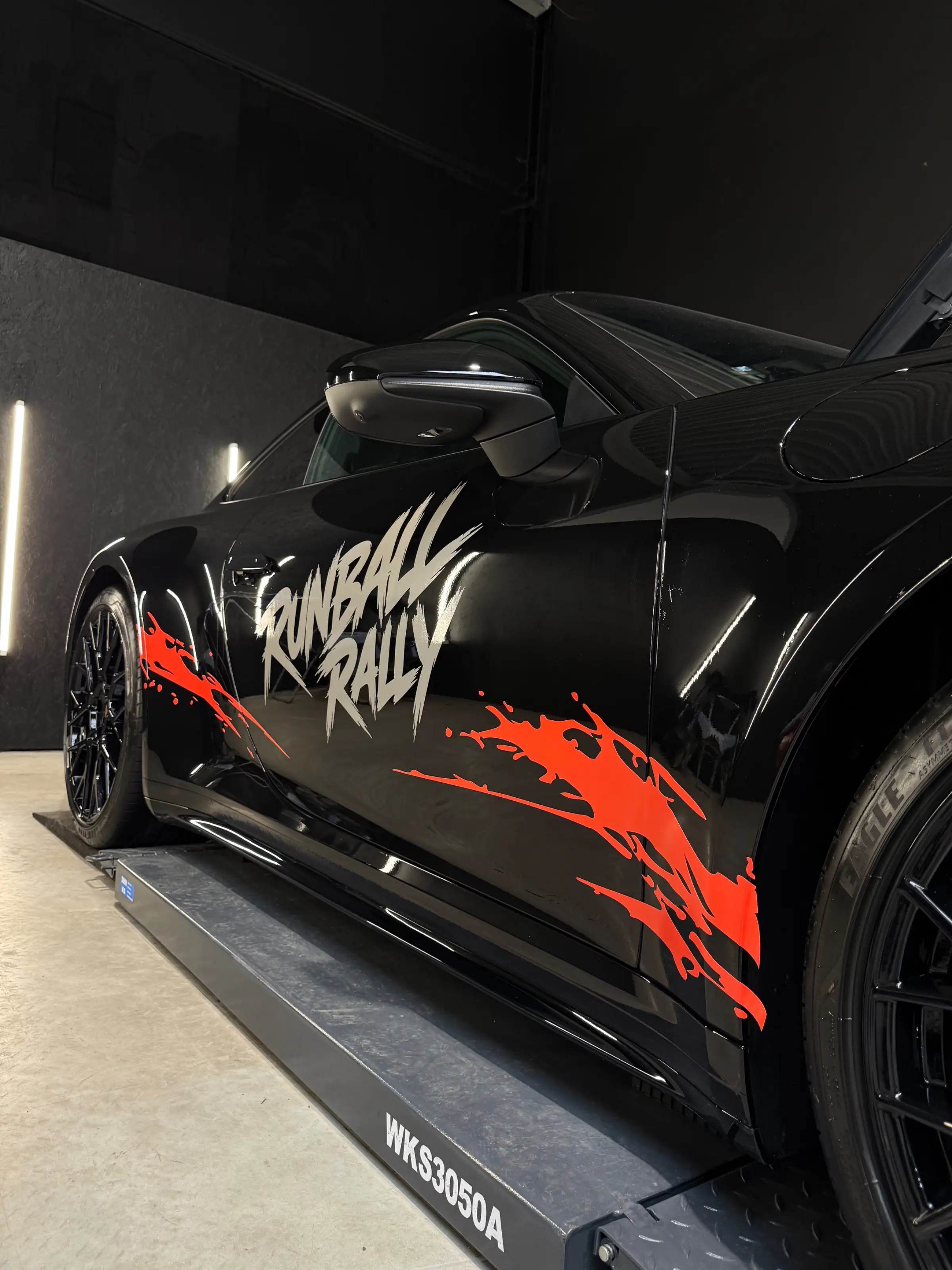 Runball Rally sportwagen met custom rally bestickering en graphics