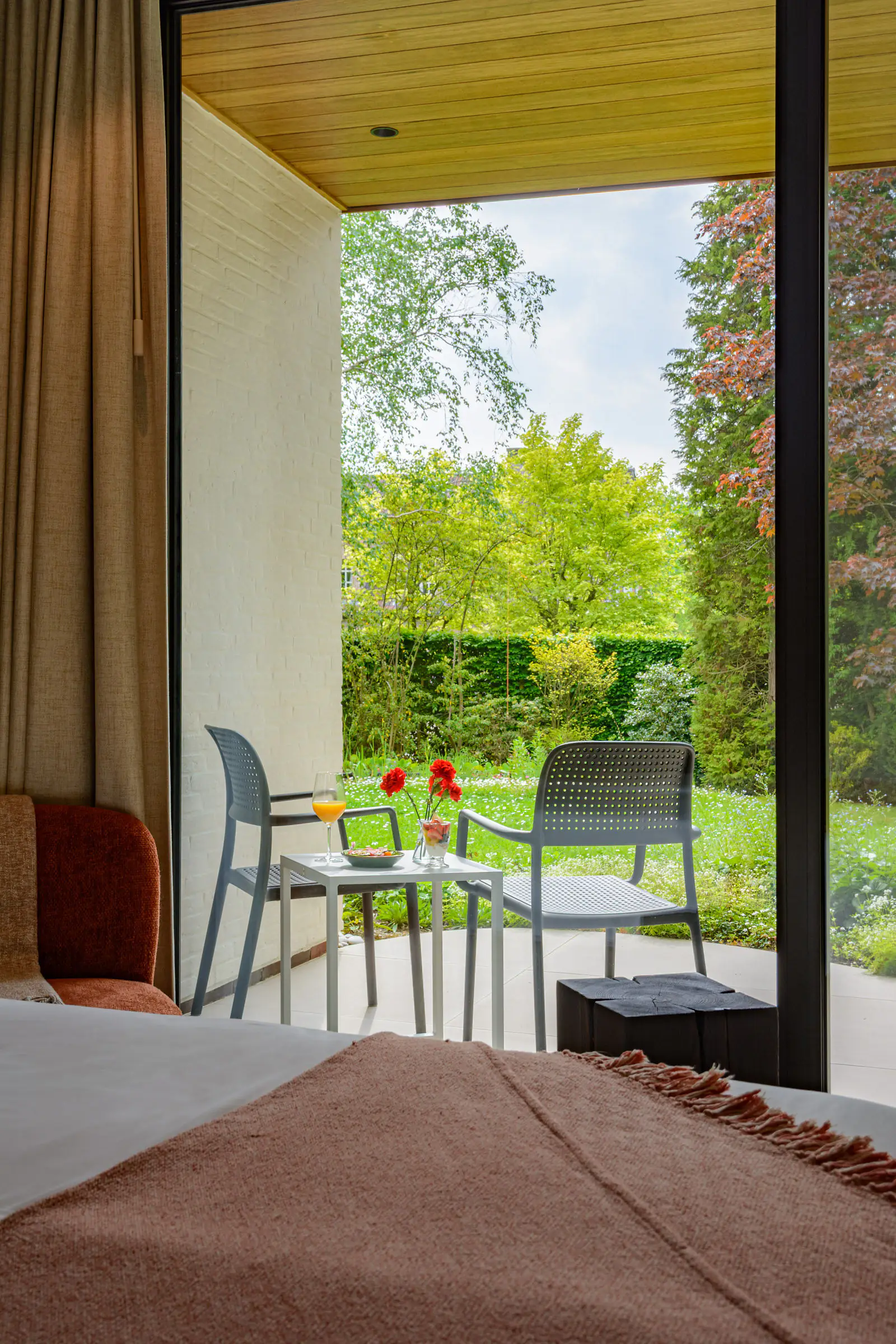 Het eigen terras met tuinzicht en modern zitmeubilair