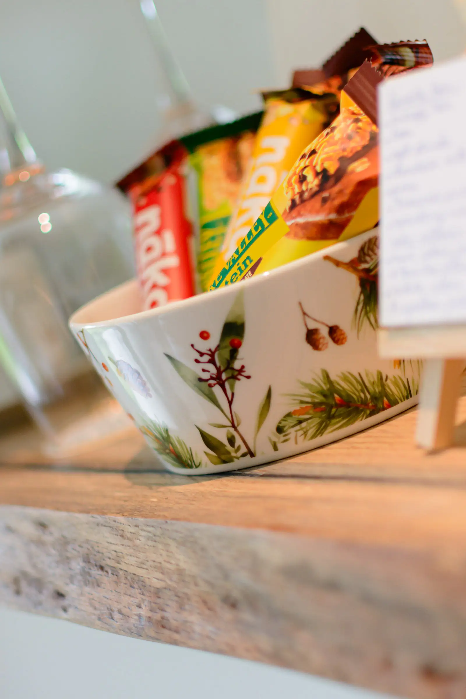 Snackschaaltje met botanische illustraties op de houten plank