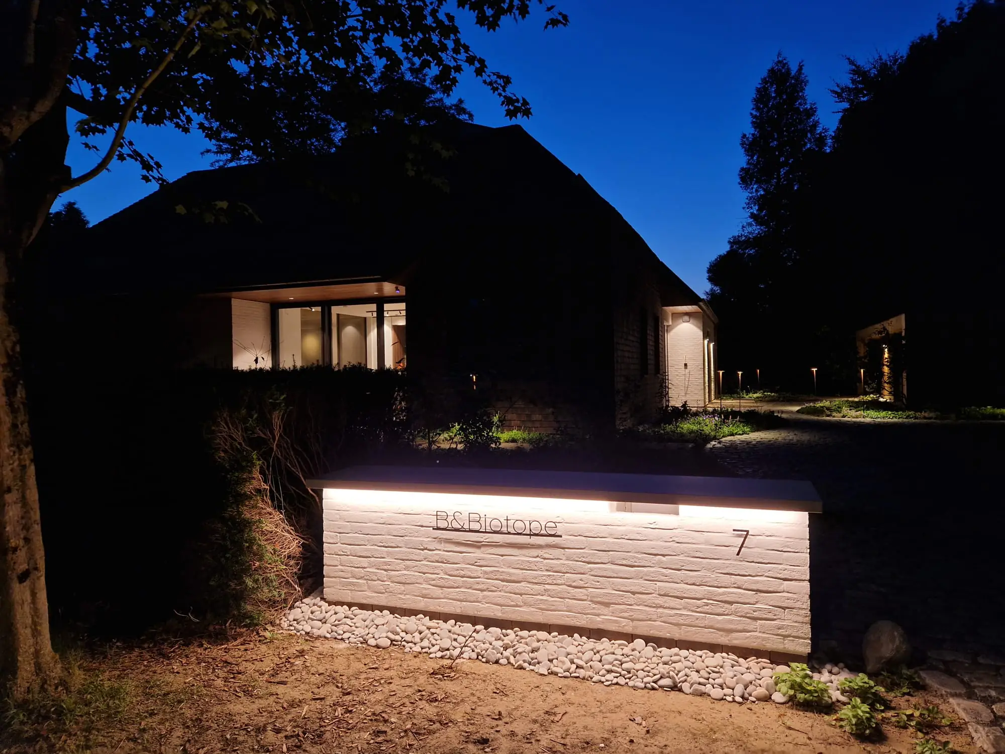 Nachtelijke foto van B&Biotope op de brievenbus