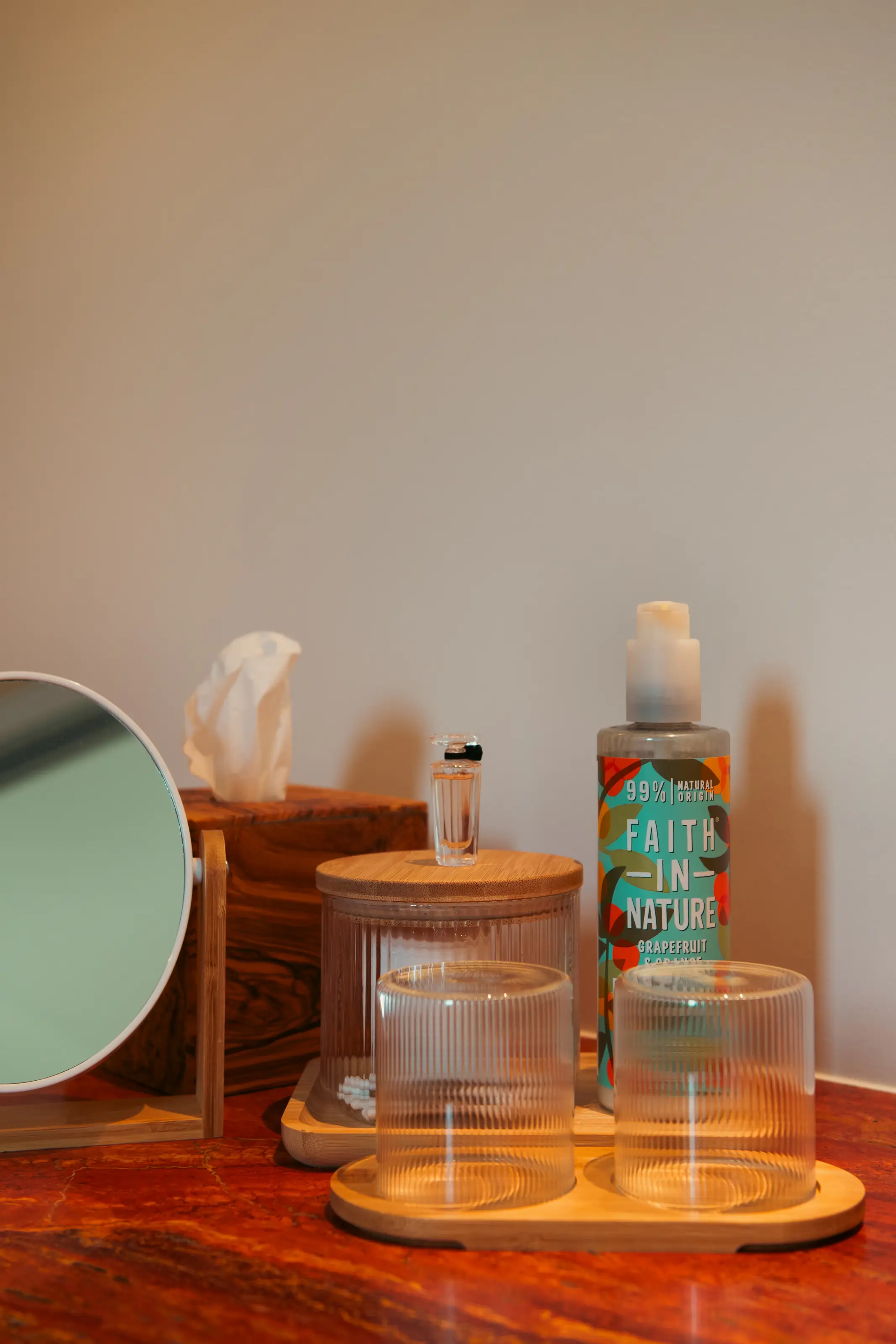 Verzorgde badkameramenities op houten dienblad