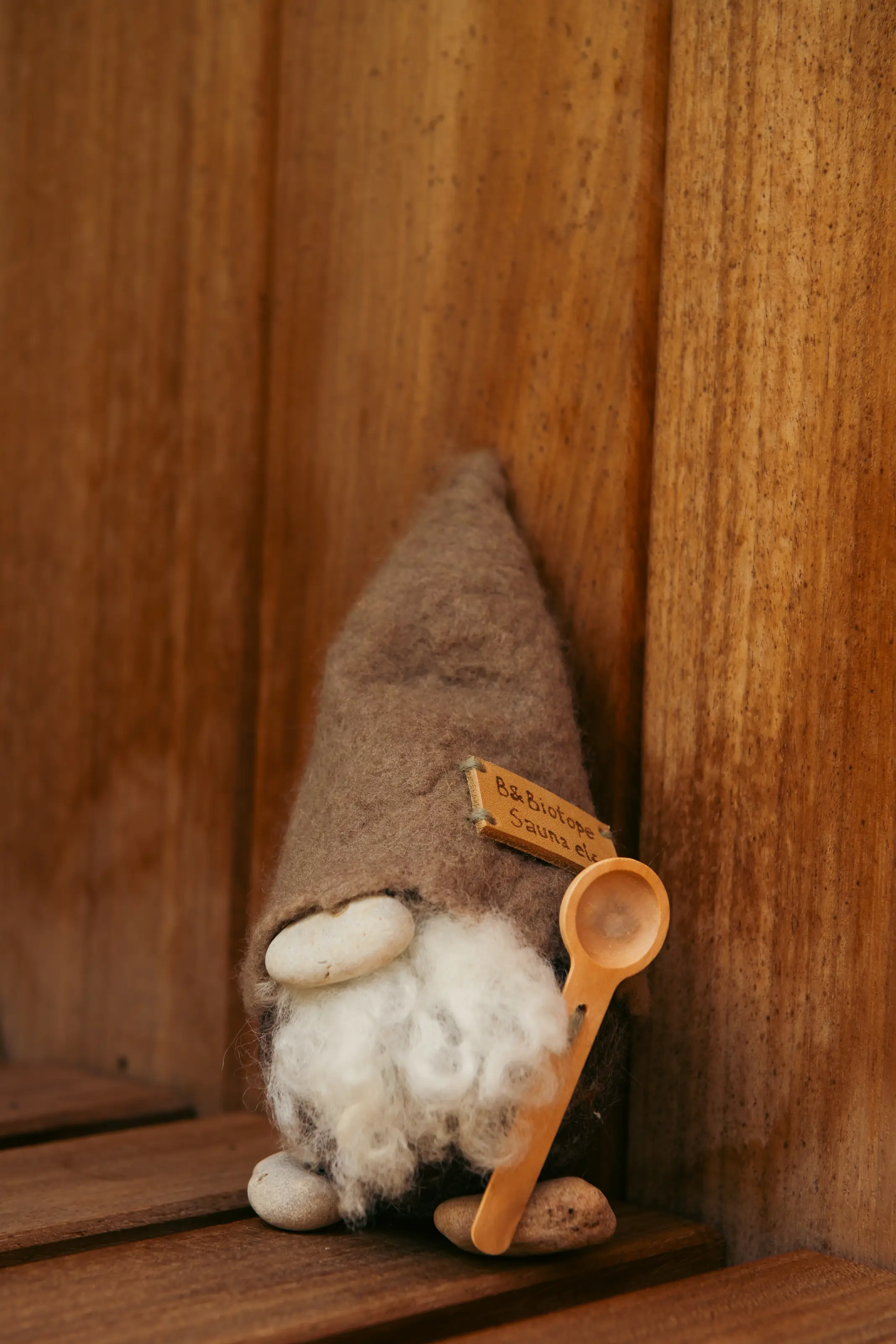 Handgemaakte wollen kabouter met B&Biotope Sauna label