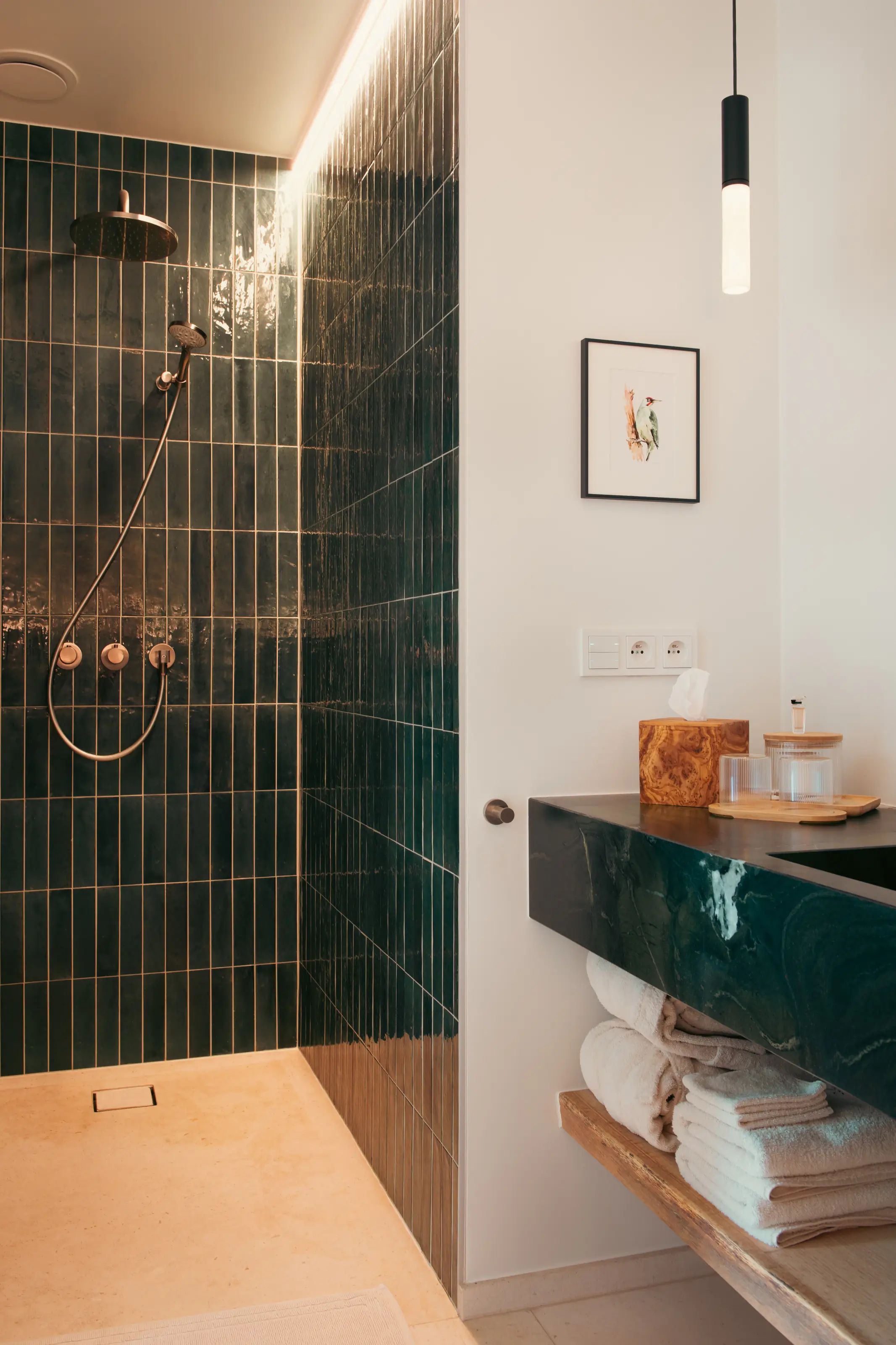 Moderne inloopdouche met groene tegels in kamer Groene Specht