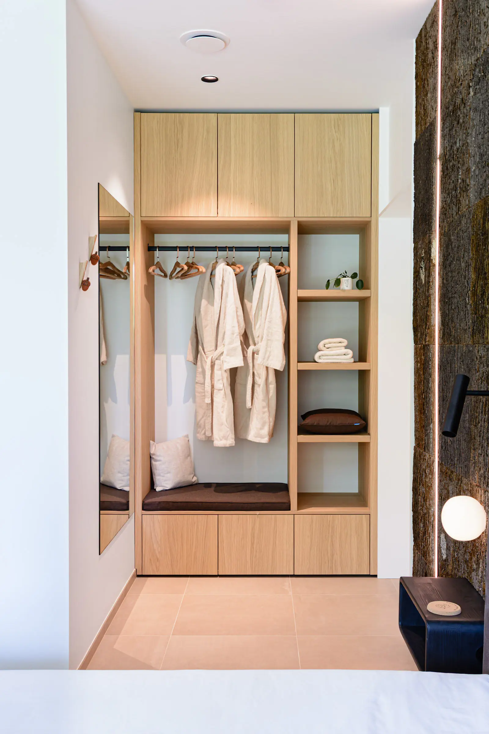 Garderobe en zithoekje