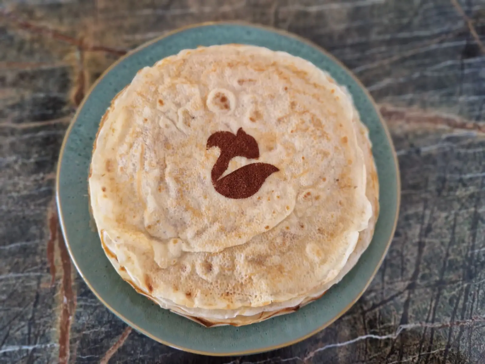 Heerlijke pannenkoeken met rode bessen en confituur bij het ontbijt
