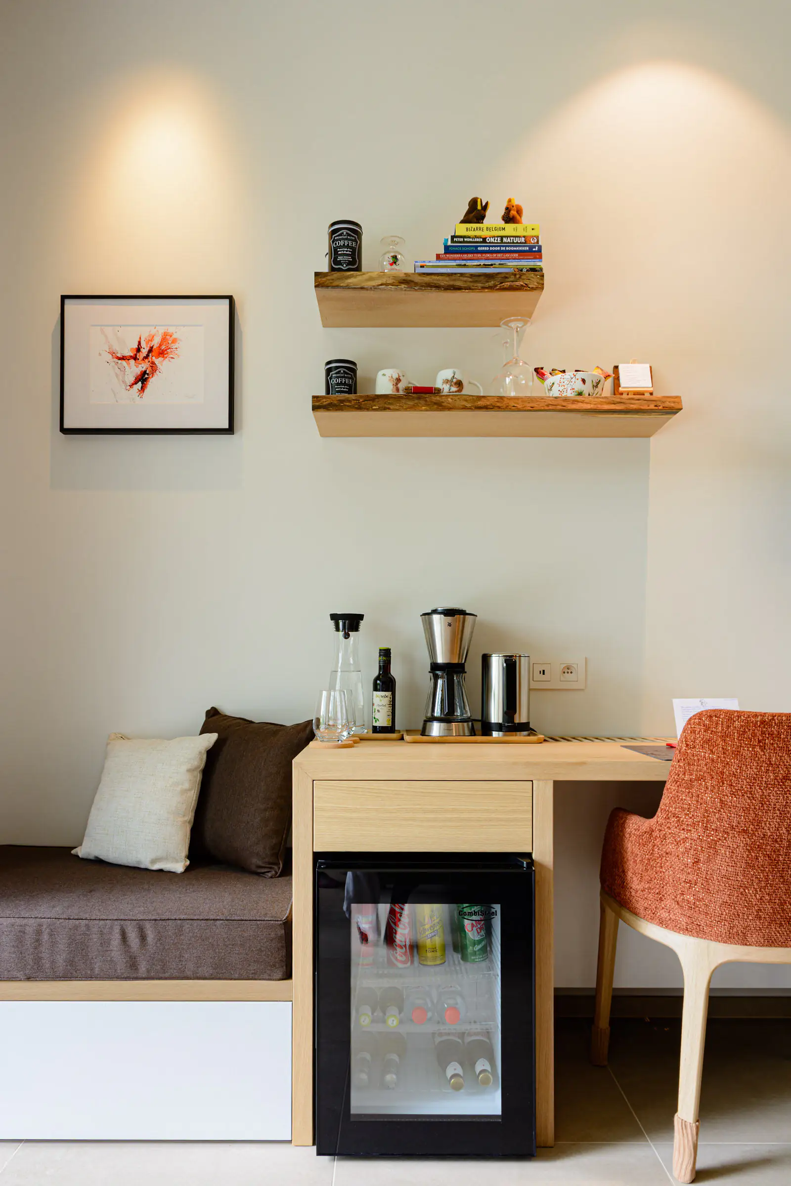 Bureau en koffiezet in de Rode Eekhoorn kamer