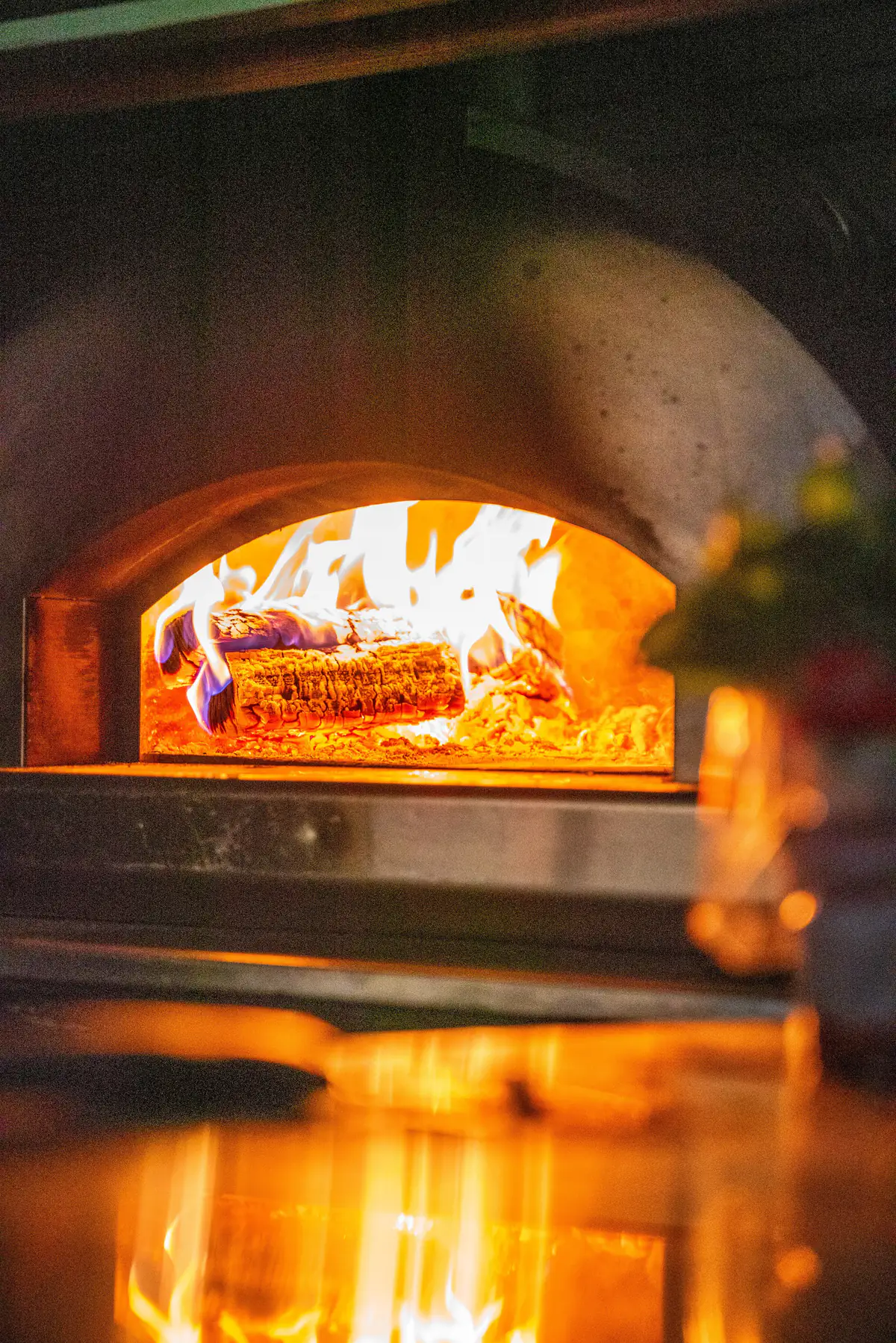 Flammes intenses dans un four à bois