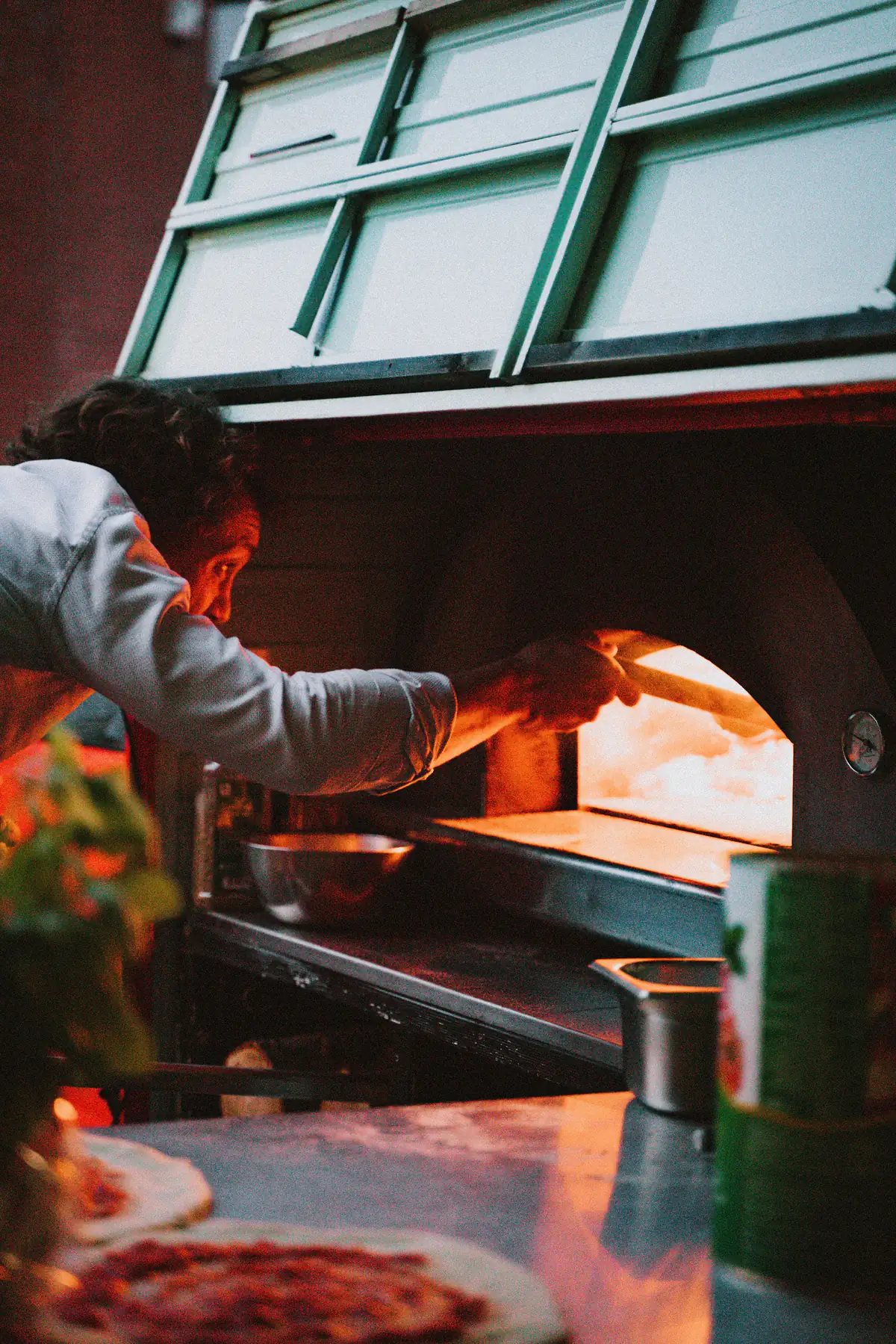 Pizzaiolo préparant des pizzas
