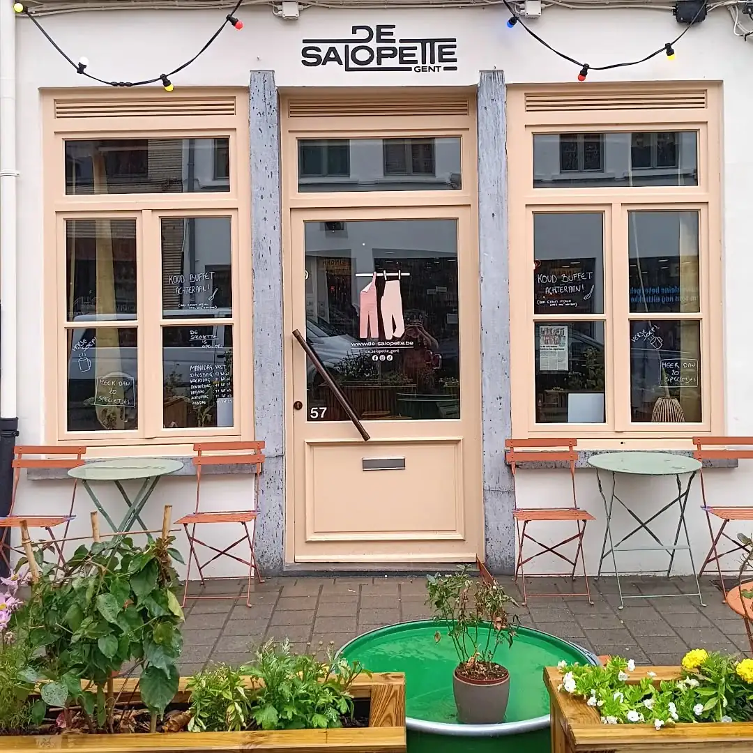 De Salopette terras met kleurrijke stoelen en plantenbakken