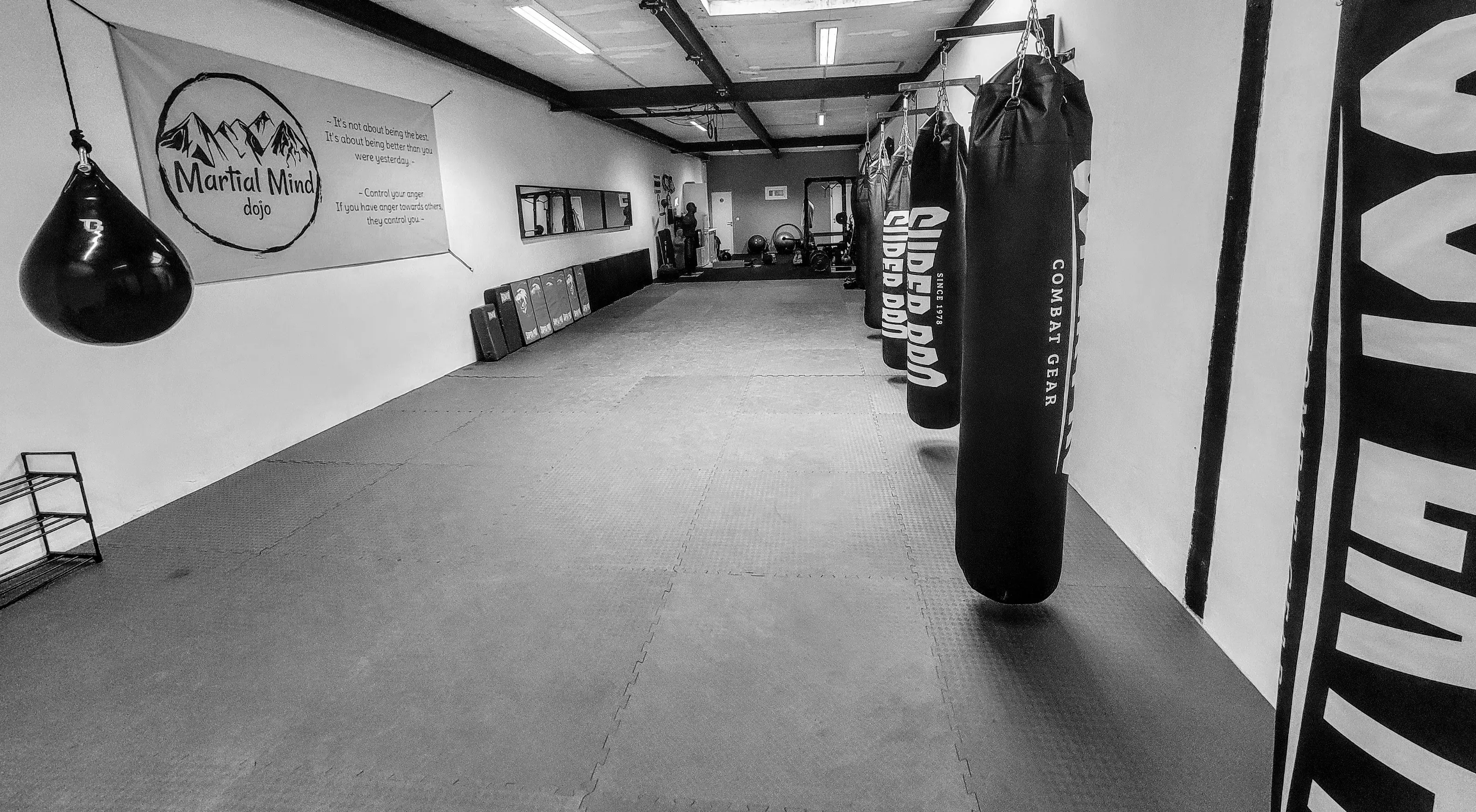 Interieur van Martial Mind Dojo met zware bokszak