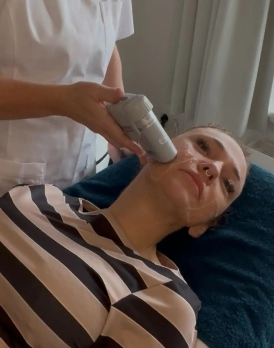 Davina voert geconcentreerd een powder brows behandeling uit met handapparaat