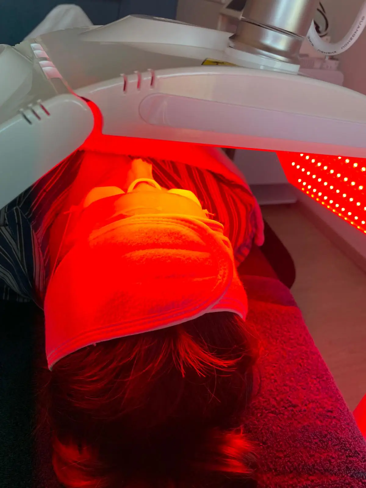 Collageen supplement bruistablet in glas water naast tube — ondersteunend voor huidresultaat